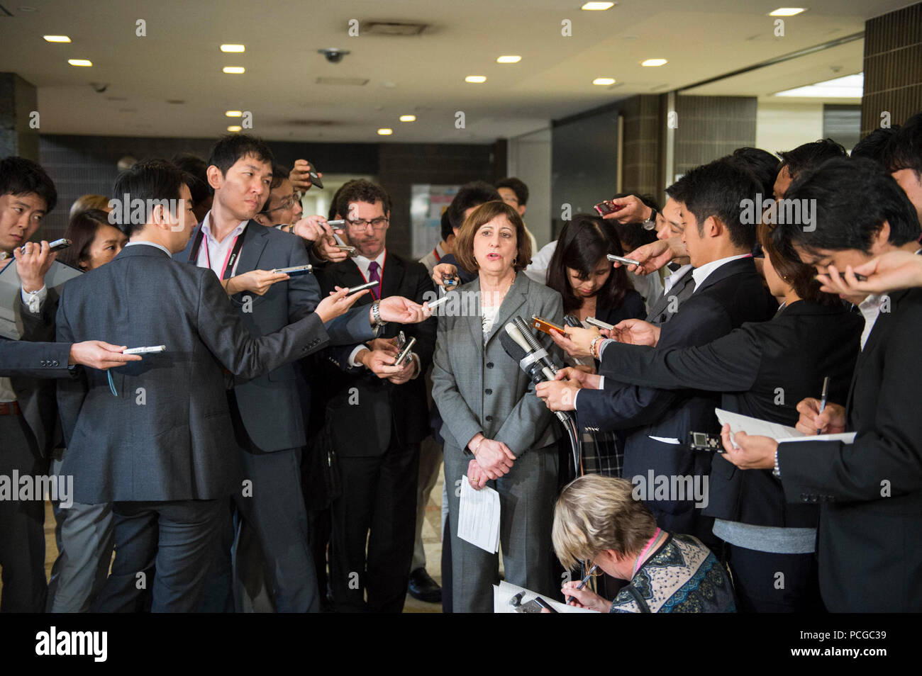TOKYO, Japan (15. Oktober 2014) Stellvertretender U.S. Trade Representative Wendy Cutler unterweist die internationalen Medien auf das japanische Ministerium für Auswärtige Angelegenheiten. [State Department Stockfoto
