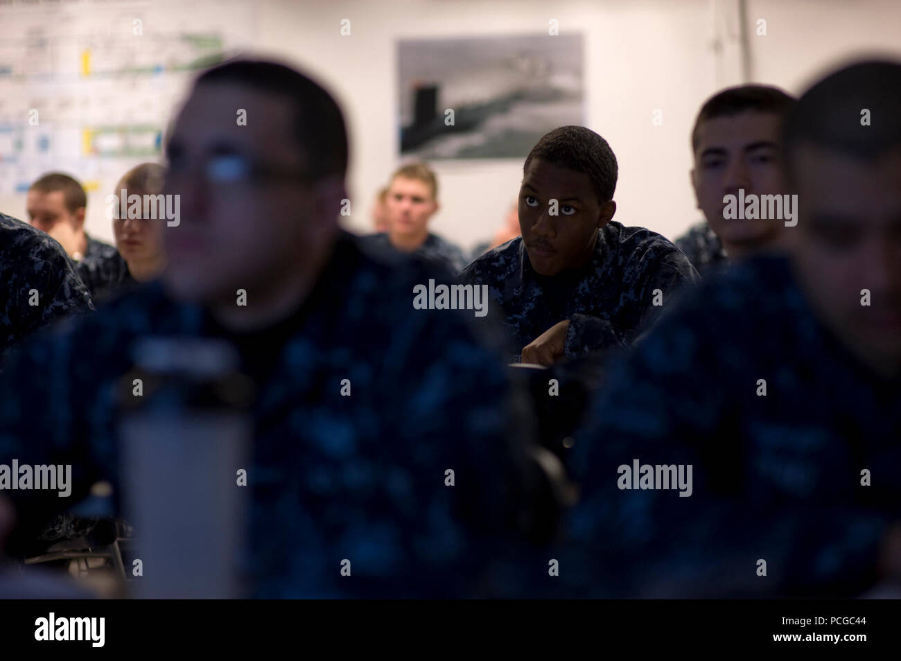 Segler besuchen eine Klasse an der einfachen Soldaten U-Schule an der Naval Submarine Base New London, Anschl. Durchschnittlich 1.600 Segler an der Schule, die diese Züge in der ersten U-Boot technische Kompetenz eingeschrieben sind, Advanced Team Fahrer, elektronische und Combat Systems Beschäftigung, und Navigations- und Schadensbegrenzung. Stockfoto