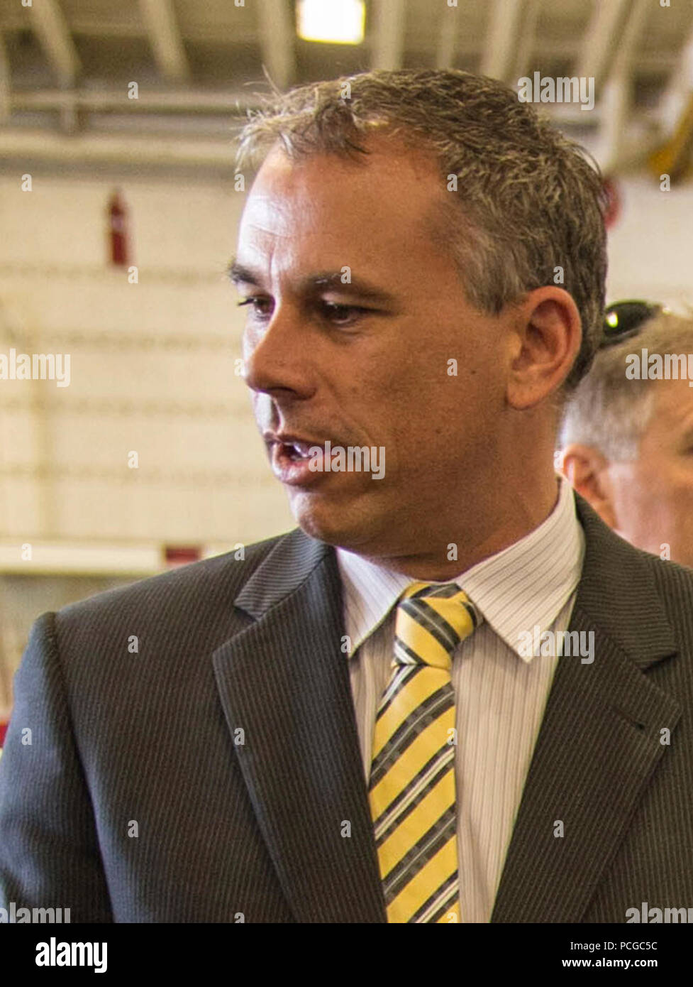 Us-Marine Kapitän Daniel Dusek, Links, der kommandierende Offizier der eingesetzten Amphibisches Schiff USS BONHOMME RICHARD (LHD6), erhält eine Gedenktafel von Adam Giles, der Chief Minister von Australiens Northern Territory, während Kapitän Cathal O'Connor, zweiter von rechts, den Commodore von Amphibischen Squadron 11, präsentiert ein Befehl Münze zu David Tollner, stellvertretender Chief Minister des Territoriums, 12.08.29, 2013, an Bord des Schiffes, wie Sie ein Port Besuch in Darwin, Australien, während der übung Koolendong 2013 macht. Koolendong ist einer Amphibischen und Live-fire Übung konzipiert Interop zu erhöhen. Stockfoto