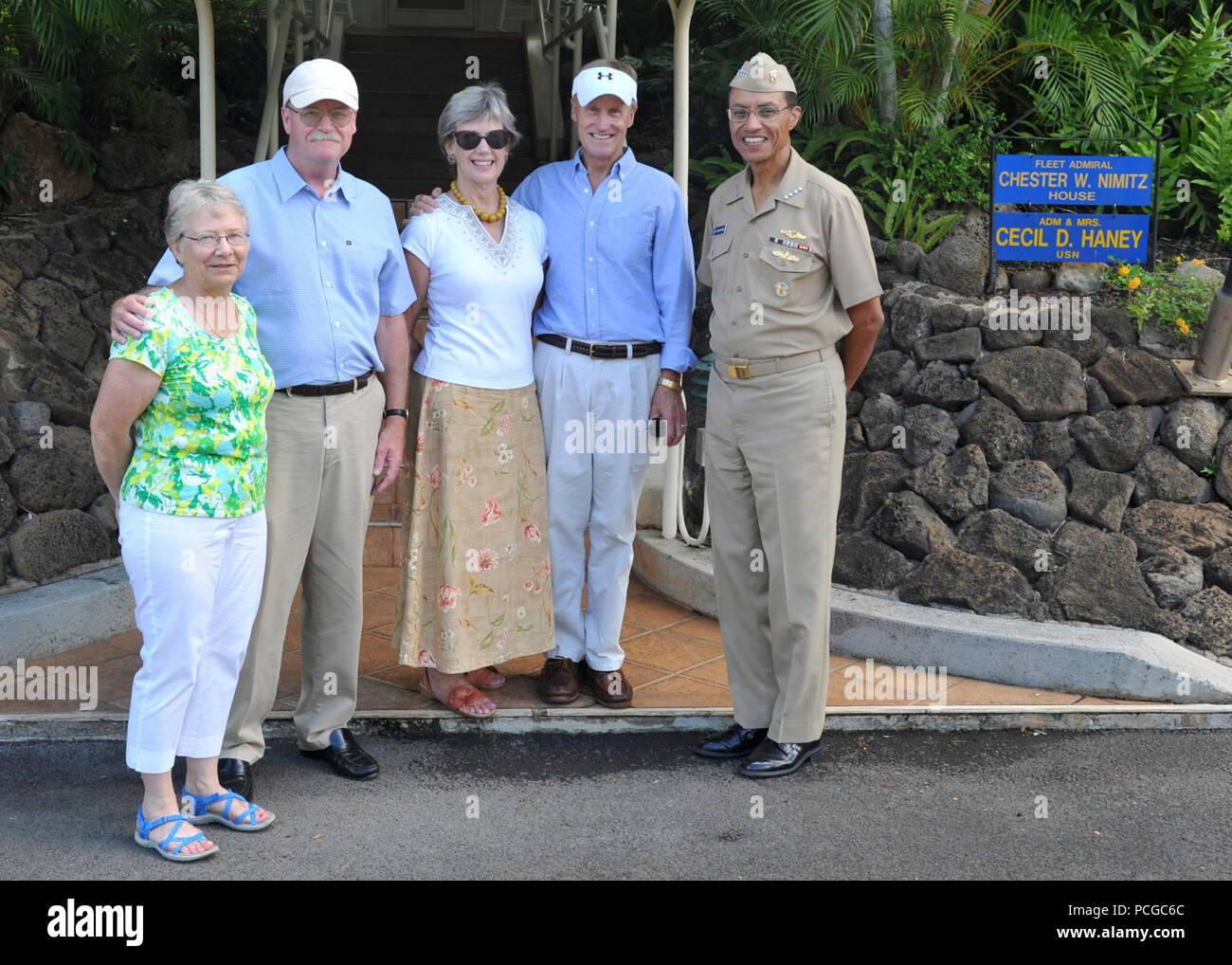 Jean und Richard legen, Marion und Chester Nimitz lag, Enkel von Flotte Adm. Chester Nimitz, posieren Sie mit für ein Stockfoto