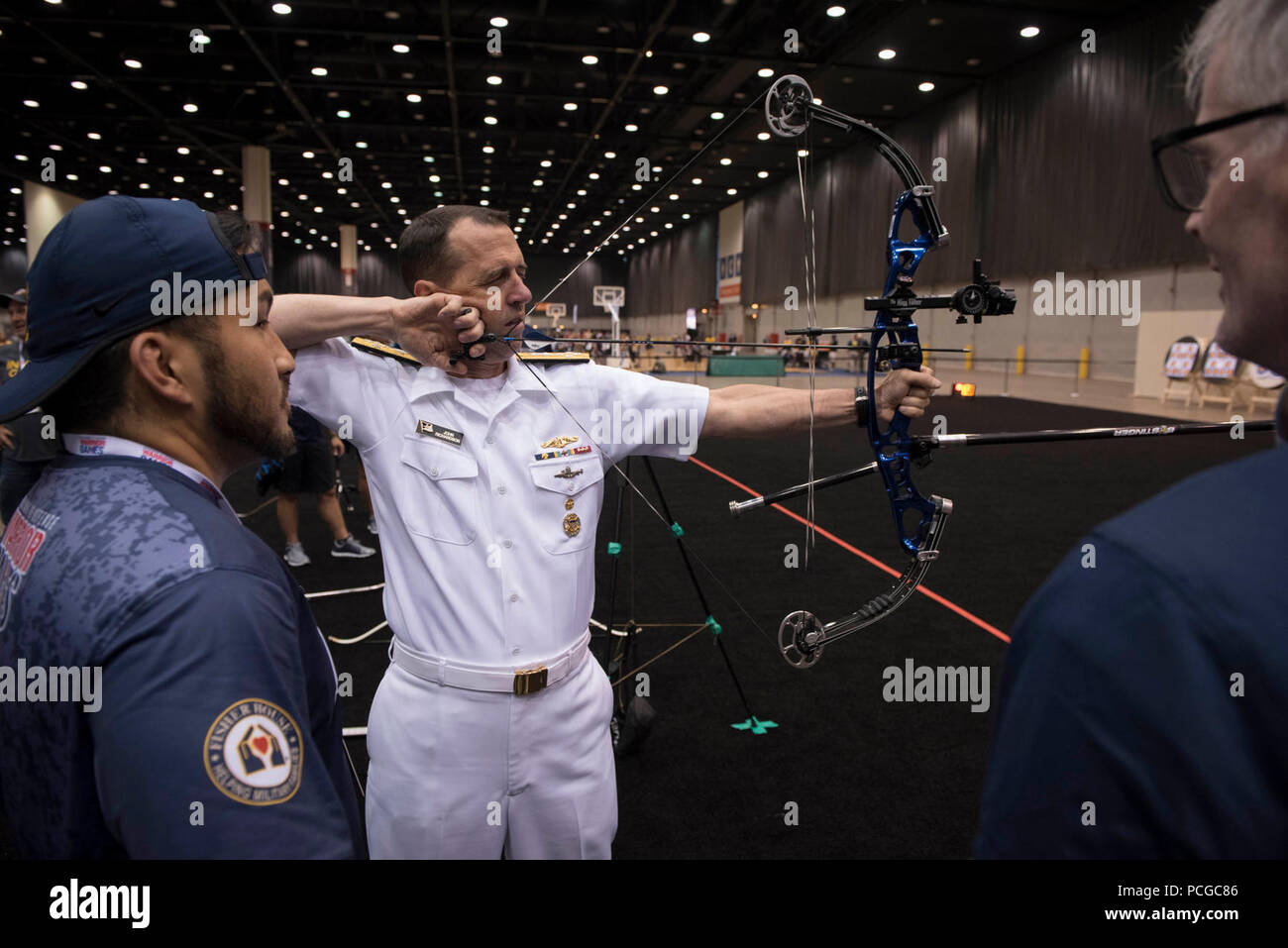 (1. Juli 2017) Leiter der Marineoperationen Adm. John Richardson zeichnet ein Bug beim Bogenschießen Demonstration mit Team Marine als Teil des US-Verteidigungsministeriums (Department of Defense) Krieger Spiele in Chicago. Der Krieger Spiele laufen bis Juli 8. Die Athleten werden ihre Fähigkeiten testen in sieben adaptive Sport: Bogenschießen, Radfahren, Leichtathletik, Schießen, Sitzen, Volleyball, Schwimmen und Rollstuhl Basketball. Team Navy besteht aus Sportlern aus Navy verwundeten Krieger - Safe Harbor, einzige Organisation der Marine, die für die Koordination der nicht-medizinischen Versorgung schwer Verwundete, Kranke und Verletzte Segler und Küstenwache membe Stockfoto