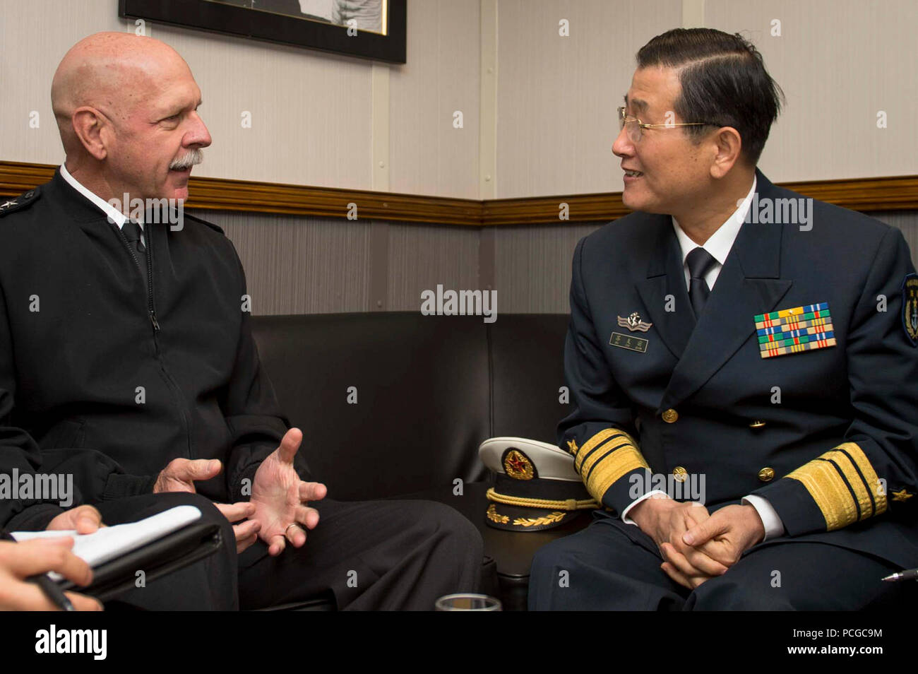 SHANGHAI (Nov. 17, 2015) Adm. Scott H. Swift, Kommandant der US-Pazifikflotte, trifft sich mit Vice Adm. Su Zhiqian, der East Sea Fleet Commander der chinesischen Volksbefreiungsarmee (Marine), an Bord der Vorwärts - Einsatz der Arleigh-Burke-Klasse Lenkwaffen-zerstörer USS Stethem (DDG63). Stethem ist in Shanghai zu Beziehungen mit der PLA Navy bauen und das Engagement der US-Navy zu den Indo-Asia - Pazifik demonstrieren. Stockfoto