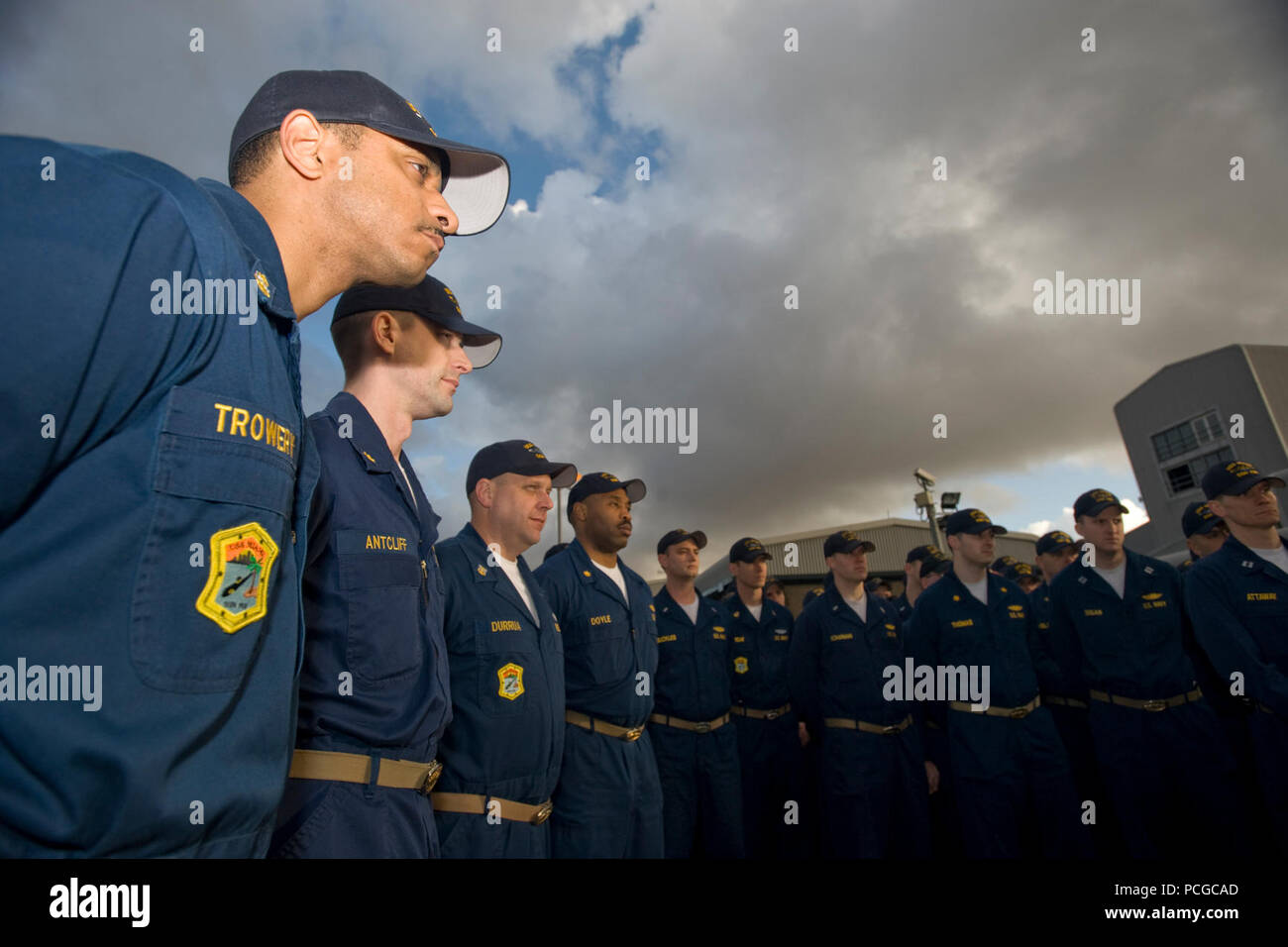 Besatzungsmitglieder der USS-Miami (SSN 755) hören als U.S. European Command, Commander, Adm. James G. Stavridis, Besuche der Atom-U-Boot im Hafen von Her Majesty's Naval Base Clyde, außerhalb von Glasgow, Schottland. Stavridis beglückwünschte die Crew auf der Abschluss eines erfolgreichen 8-Monat, routinemäßigen Einsatz und wünschte ihnen faire Meere, wie sie auf dem Weg nach Hause fahren. (NATO Stockfoto