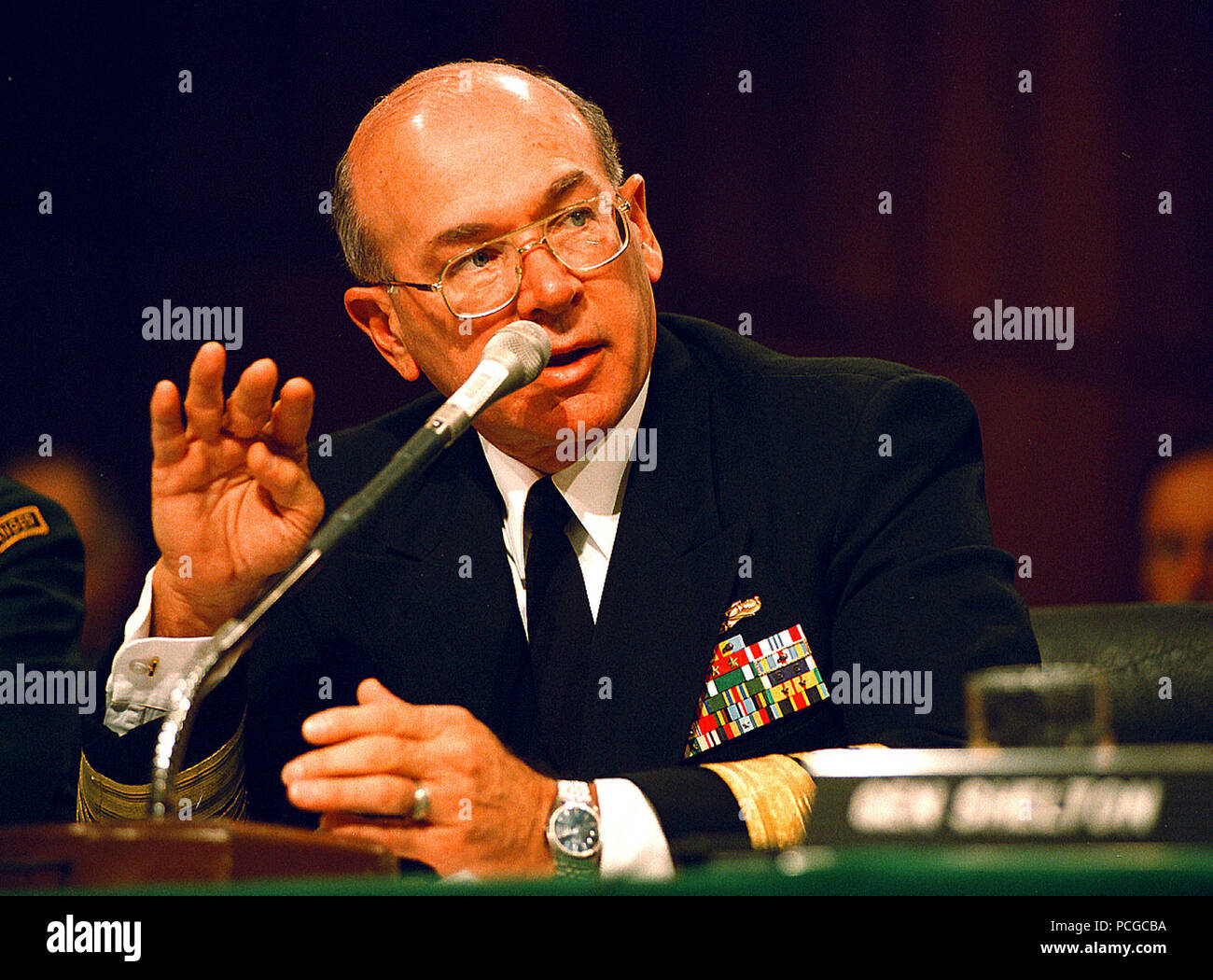 D.C. (27. September 2000) - Admiral Vernon Clark, Leiter der Marineoperationen, bezeugt vor der Generalstabs über den Stand der militärischen Bereitschaft der einzelnen Services vor dem Senat Armed Service Committee. U.S. Navy Stockfoto