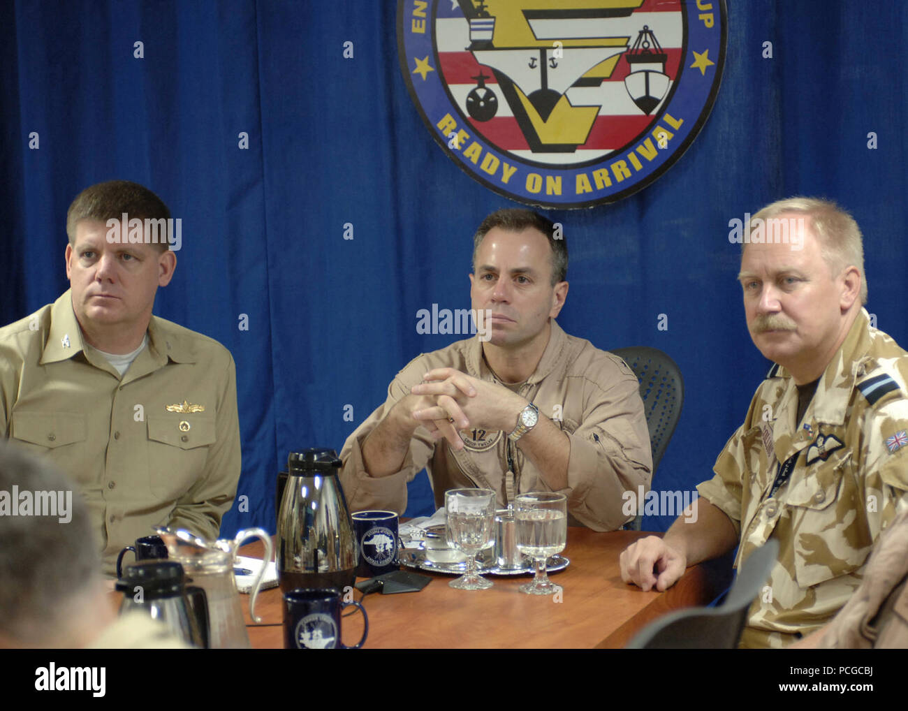 Arabische Meer (9. September 2006) - Commander, Enterprise Carrier Strike Group, Konteradmiral Ray Spicer (Mitte), International Security Assistance Force Detachment Commander, Air Commodore Bryan Collins, der britischen Royal Air Force (rechts), und der Chef des Stabes, Enterprise Carrier Strike Group, Kapitän Gary Parriott, engagieren sich in täglichen kurzen der Bordcomputer der Admiral die Atom-Flugzeugträger USS Enterprise (CVN 65). Die Enterprise Carrier Strike Group und schiffte sich Carrier Air Wing (CVW-1) sind derzeit auf einen geplanten sechsmonatigen Einsatz zur Unterstützung der Operationen Iraqi Freedom und Enduring Stockfoto