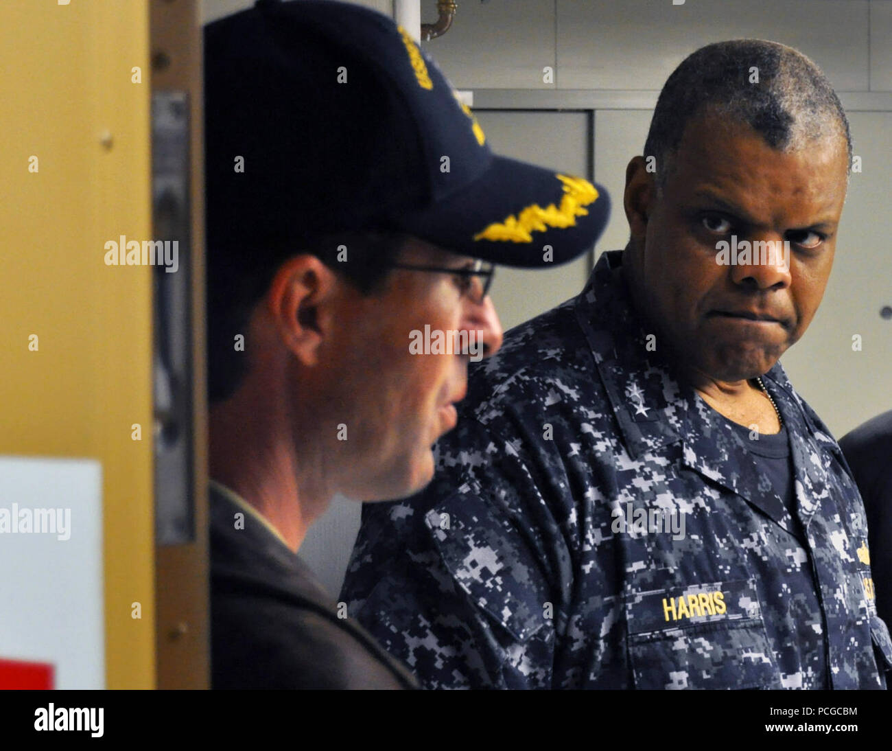 MAYPORT, Fla (Feb 142013) Konteradmiral Harris, Commander US Naval Forces Southern Command/USA Vierte Flotte ist eine Tour der USNS Speerspitze Joint High Speed Gefäß (Jhsv) 1 von Captain Douglas D. Casavant, Jr. United States Merchant Marine, Master USNS Speerspitze bei Naval Station Mayport Feb 14. JHSV 1 ist ein vielseitiges, nicht-Kämpfer, Verkehr Schiff, die für schnelle Intra-theater Transport von Truppen, Militärfahrzeuge und -ausrüstung. Naval Station Mayport war nur der zweite Anschluss durch das Schiff besucht. U.S. Navy Stockfoto