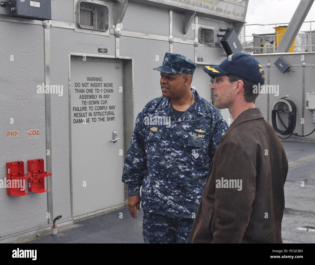 MAYPORT, Fla (Feb 142013) Konteradmiral Harris, Commander US Naval Forces Southern Command/USA Vierte Flotte ist eine Tour der USNS Speerspitze Joint High Speed Gefäß (Jhsv) 1 von Captain Douglas D. Casavant, Jr. United States Merchant Marine, Master USNS Speerspitze bei Naval Station Mayport Feb 14. JHSV 1 ist ein vielseitiges, nicht-Kämpfer, Verkehr Schiff, die für schnelle Intra-theater Transport von Truppen, Militärfahrzeuge und -ausrüstung. Naval Station Mayport war nur der zweite Anschluss durch das Schiff besucht. U.S. Navy Stockfoto