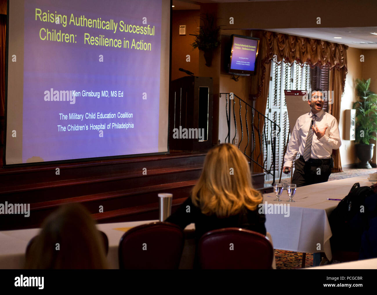 Dr. Ken Ginsburg Adressen militärischen Eltern während eines Workshops über Jugendliche Stress Management bei gemeinsamen Expeditionary Base wenig Creek-Fort Geschichte. Der Workshop konzentrierte sich auf die Methoden der Förderung des Optimismus, der Motivation und dem gesunden Verhalten für die Kinder der Mitglieder. Stockfoto