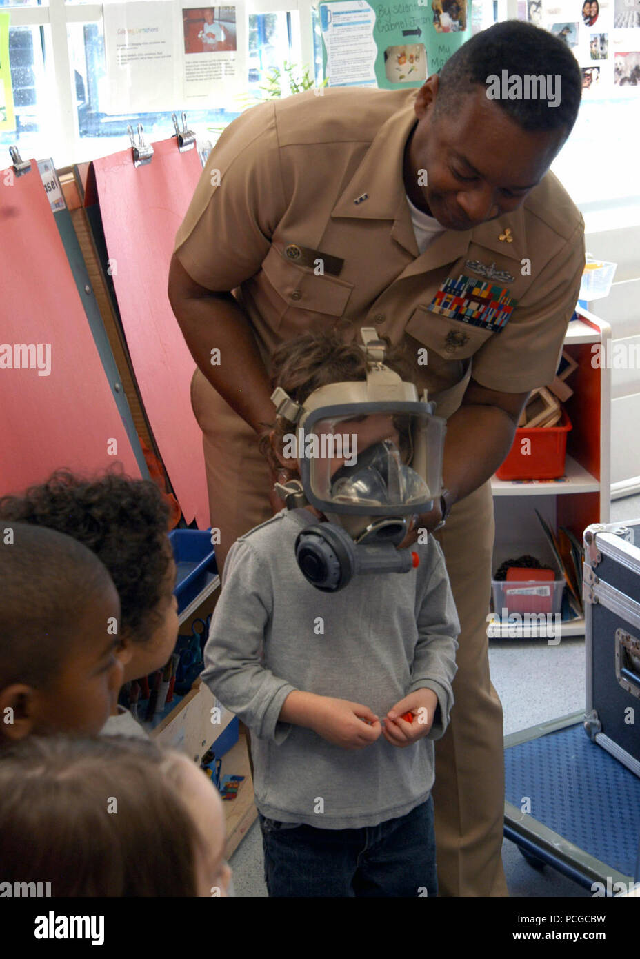 Fla (Feb. 27, 2008) Chief Warrant Officer Lester Burke hilft eine Gruppe von 4- und 5-jährige Kinder, die in den Freiwilligen pre-kindergarten Klassen 2 und 3 versuchen auf einem Training Maske durch die Marine Taucher eingesetzt. Burke, auf die Mitarbeiter an der US Naval Forces Southern Command, sprach über Marine Tauchen mit den Kindern an der Naval Station Child Development Center zu Ehren des Black History Month. U.S. Navy Stockfoto Fla (Feb. 27, 2008) Chief Warrant Officer Lester Burke hilft eine Gruppe von 4- und 5-jährige Kinder, die in den Freiwilligen pre-kindergarten Klassen 2 und 3 versuchen auf einem Training Maske durch die Marine Taucher eingesetzt. Burke, auf die Mitarbeiter an der US Naval Forces Southern Command, sprach über Marine Tauchen mit den Kindern an der Naval Station Child Development Center zu Ehren des Black History Month. U.S. Navy Stockfoto