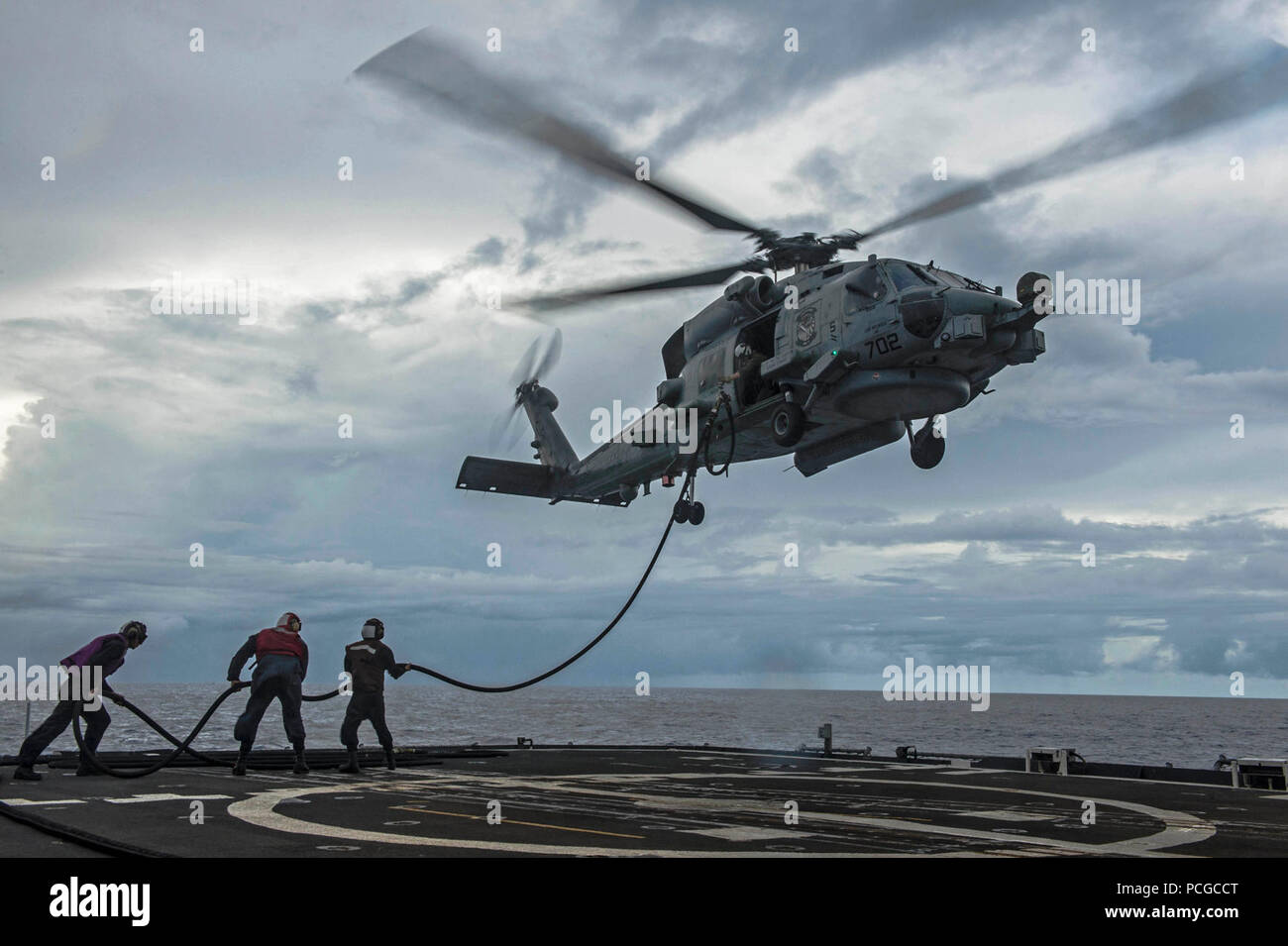 Segler zugeordnet Ticonderoga-Klasse geführte-missile Cruiser USS Antietam (CG54) ein Hubschrauber in der Luftbetankung Übung mit einem MH-60R Seahawk Hubschrauber zum Saberhawks der Hubschrauber Maritime Strike Squadron (HSM) 77. Antietam ist auf Patrouille in der Siebten Flotte Bereich für Maßnahmen zur Erhöhung der Stabilität und Sicherheit in der Indo-Asia-Pazifik-Region. Stockfoto