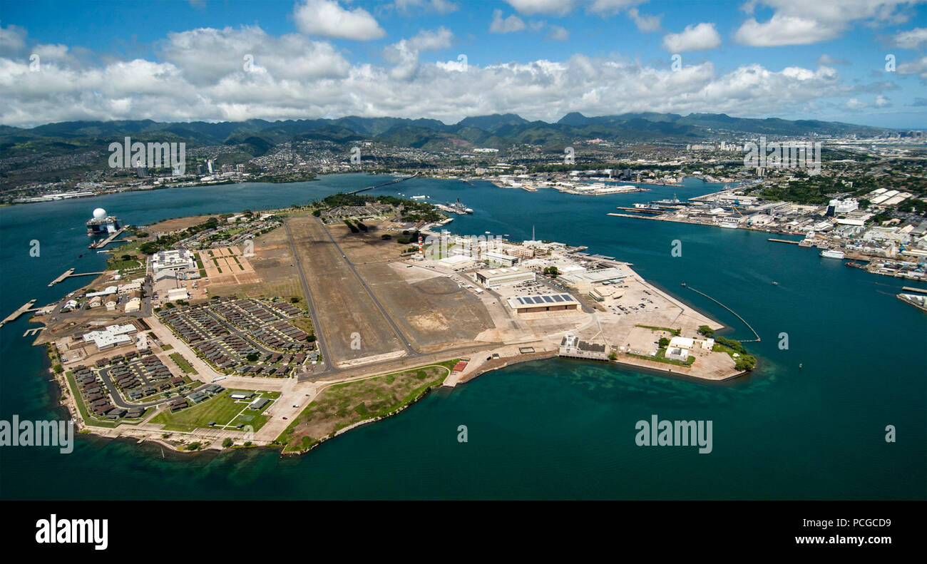 Hafen (Aug. 6, 2013) ein Luftbild von Ford Island, Teil des Joint Base Pearl Harbor-Hickam. Stockfoto