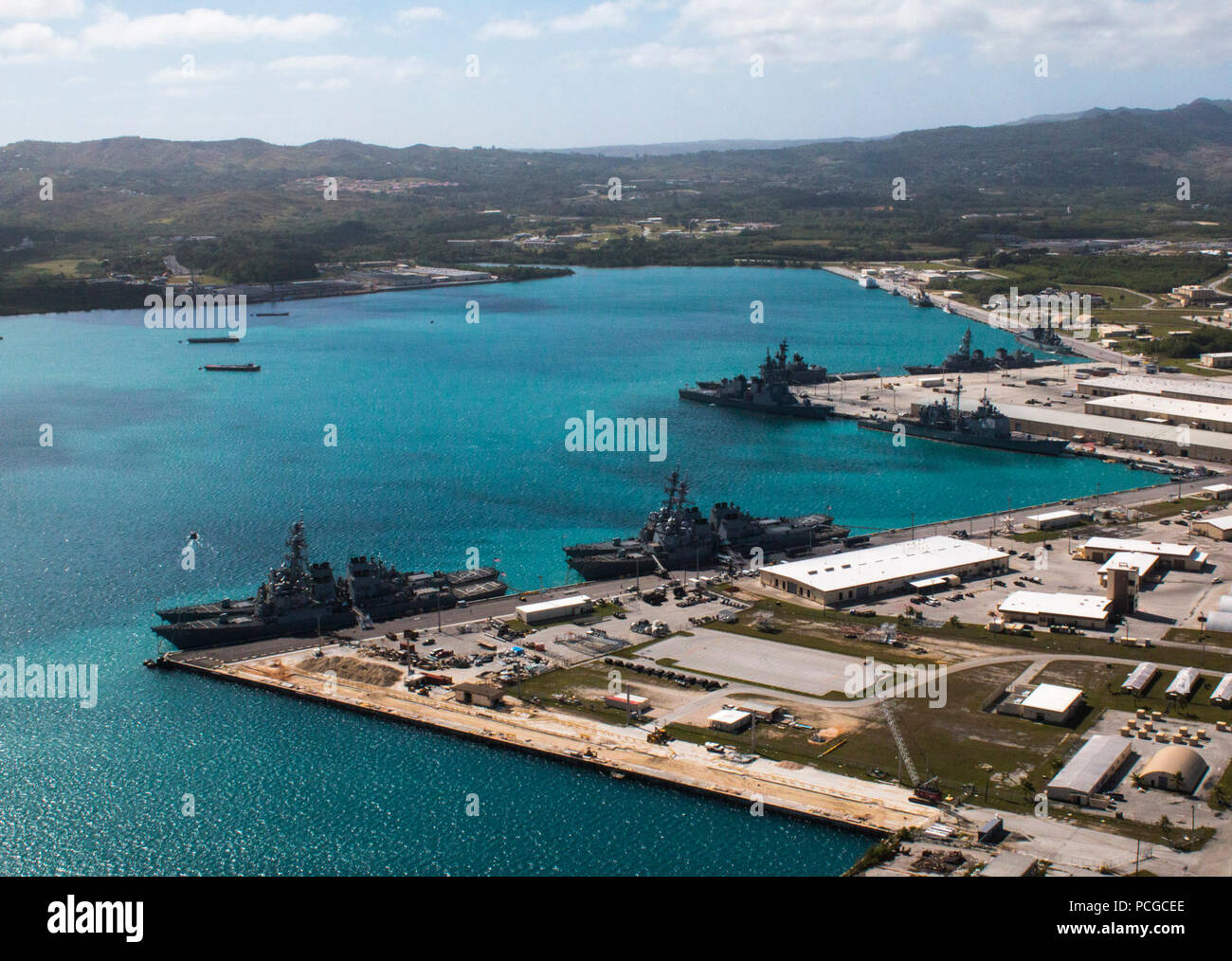 Hafen, Guam (5. März 2016) ein Luftbild von oben U.S. Naval Base Guam (NBG) zeigt Apra Harbor mit mehreren Marine Schiffe im Hafen, so viele wie 22 Gesamtzahl der Schiffe zu einem bestimmten Zeitpunkt, Kennzeichnung der größten in-port Präsenz an NBG in 30 Jahren. Die neuen Schiffe im Hafen, die meist Zerstörer von Destroyer Squadron-15 aus Japan und drei Zerstörern und ein Zerstörer Befehl Schiff aus der japanischen Maritime Self Defense Force, wird in Multi-Sail 2016, fünf - Tag auf See bilaterale Übung aus die Küste der Guam teilnehmen vor der Rückkehr in die Apra Harbor für Freiheit in Guam. Stockfoto