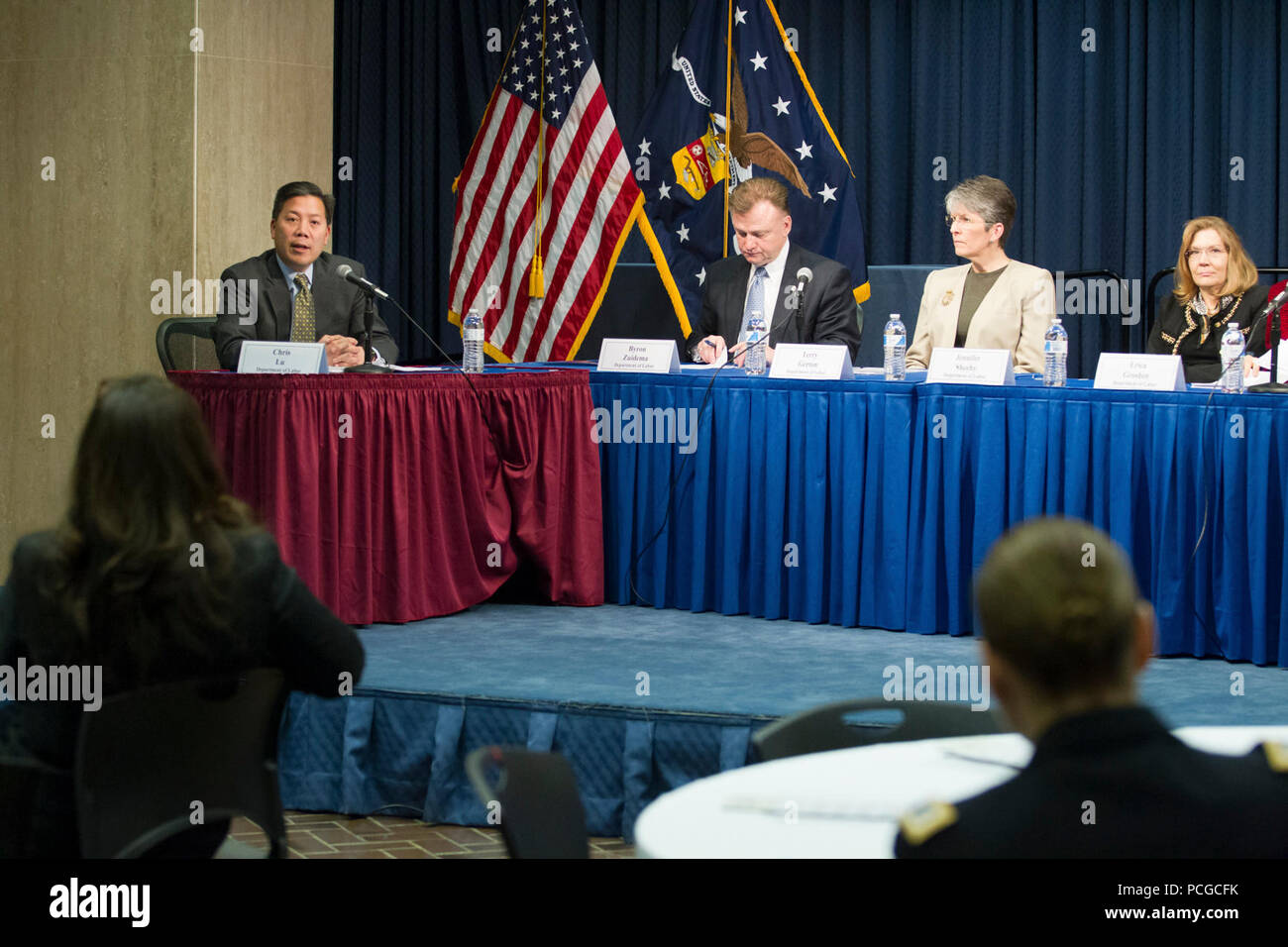 26. Februar 2015 - Washington, DC - VEREINIGTE STAATEN Abteilung des Arbeitsministeriums Stellvertretender Sekretär Chris Lu moderiert ein Panel an die Tierärzte VSO Sitzung. Stockfoto