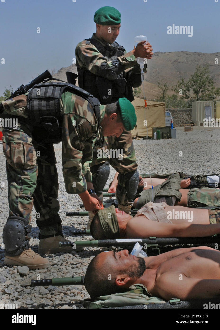 Zwei Soldaten aus medizinischen Platoon Praxis der 1 Commando's Battalion Einführung intravenöse Flüssigkeiten auf Kommilitonen während der medizinischen Evakuierung Training. Die 1 Commando Bataillon ist Teil der 201St der afghanischen nationalen Armee Korps und begann commando Training im Camp Morehead, Afghanistan am 5. Mai. Stockfoto