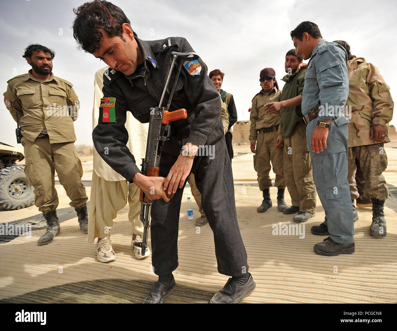 Der afghanischen nationalen Polizei Mitglieder verteilen AK-47 Gewehre an die afghanischen Polizei Rekruten während einem trockenen - Feuer Bereich Klasse in Nawbahar Bezirk, Zabul Province, Afghanistan, am 24. März. Die Klasse ist Teil eines 3-wöchigen Kurs lehrt, dass die ALP Kandidaten grundlegende Polizeiarbeit Verfahren, den Umgang mit Waffen und anderen notwendigen Fähigkeiten afghanische Bürger zu schützen und zu verteidigen. Stockfoto