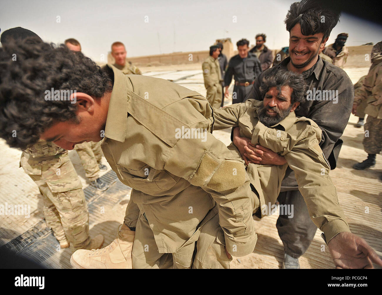 Afghanische Polizei Rekruten Praxis verschiedene Möglichkeiten einen verwundeten Teammitglieder während eines bekämpfen Medical Class in Nawbahar Bezirk zu extrahieren, Zabul Province, Afghanistan, am 18. März. Die Klasse ist Teil eines 3-wöchigen Kurs lehrt, dass die ALP Kandidaten grundlegende Polizeiarbeit Verfahren, den Umgang mit Waffen und anderen notwendigen Fähigkeiten afghanische Bürger zu schützen und zu verteidigen. Stockfoto