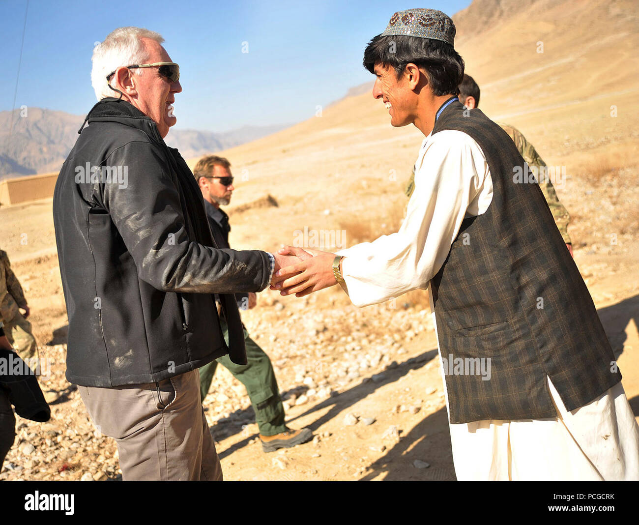Australische Botschafter in Afghanistan, David Foley, grüßt ein Dorfbewohner außerhalb einer Radio Station bei einem Besuch in Gizab Bezirk, Provinz Uruzgan, Afghanistan, Dez. 29. Stockfoto