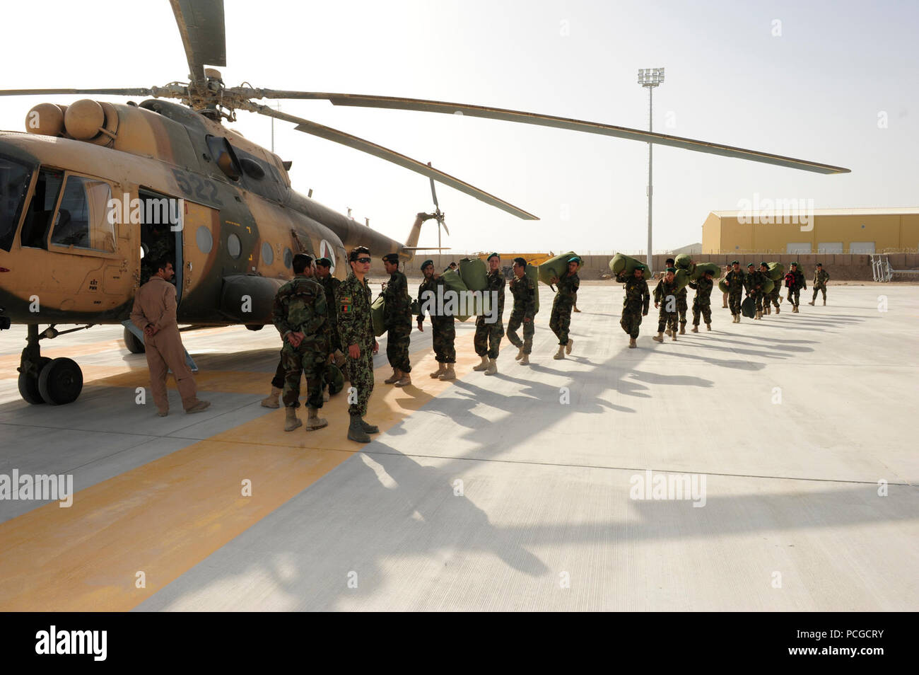 KANDAHAR AIRFIELD, Afghanistan (Sept. 15, 2010) - der afghanischen Nation Armee (ANA) Soldaten ein MI-17 Helikopter in Kandahar Airfield, Afghanistan beginnen. Zusätzlich zur Bereitstellung von Stimmzetteln und Transportieren von wahlbeamten an Standorte, zu gefährlich oder remote für Transport Tage vor den Wahlen, die Kandahar Air Wing ist auch den Transport von ANA Soldaten, die den Schutz von Aufständischen, die Afghanen zu stören bieten die Ausübung ihrer demokratischen Rechte zu stimmen. Stockfoto