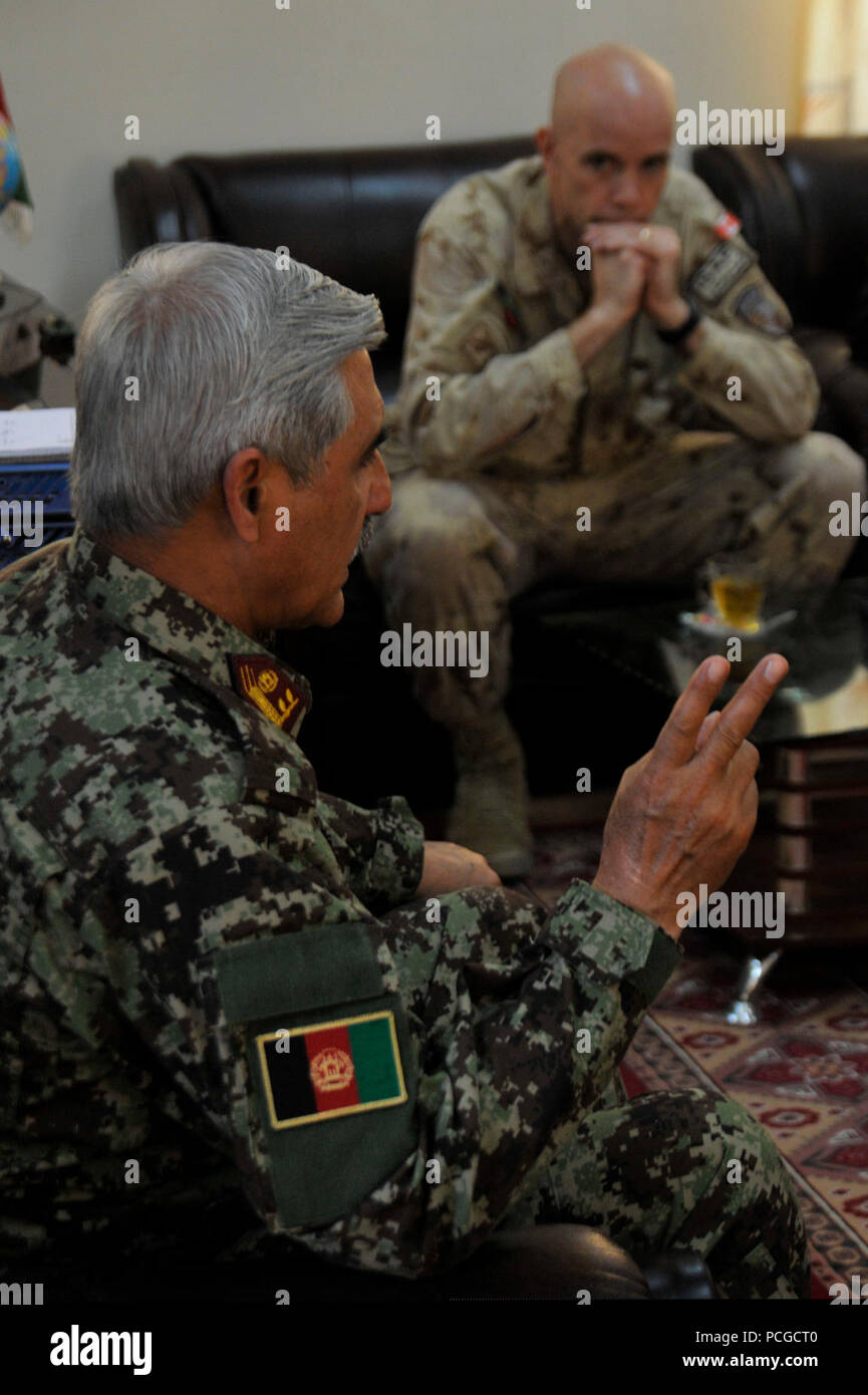 Oberst Quudos, Kommandant der gepanzerten Zweig der Schule, wird erläutert, wie der afghanischen nationalen Armee gehen, ist die Verwendung der Mobile Strike Force Fahrzeuge, die die afghanische Variante des M1117 Armored Security Fahrzeug umzusetzen. Stockfoto