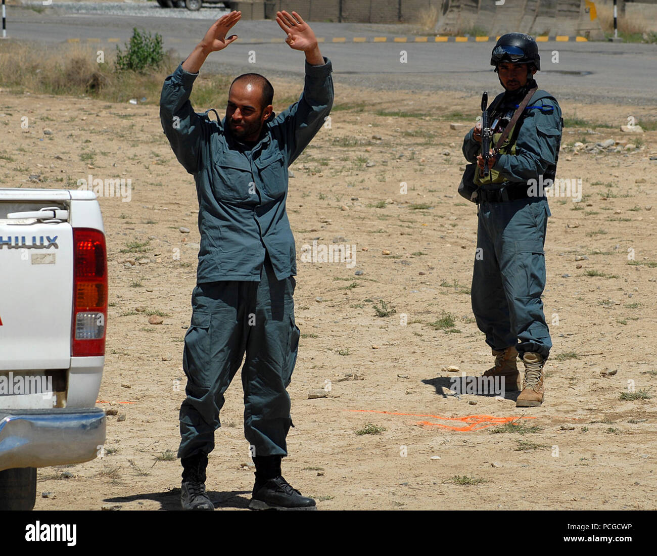 KABUL, Afghanistan (20. April 2010) - einer Afghanischen Nationalen zivilen Ordnung Polizei (Ancop), Non-Commissioned Officer, rechts, wachen ein Fahrer, war "in Schutz" bei traffic control point Ausbildung an einer Kabul Anlage berücksichtigt. Mitglieder der Elite Polizei erhielt eine Ausbildung in der Flugsicherung und Kommunikation Gang, da sie für Operationen in Afghanistan vorbereiten. (US Navy Stockfoto