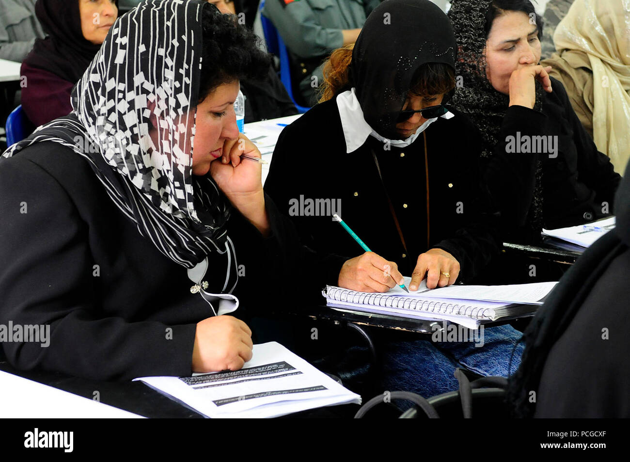 KABUL, Afghanistan (4. April 2010) der afghanischen nationalen Polizei (ANP) Offiziere hören und vergleichen Sie Notizen als Anna Baldry, Senior Researcher an der International Victimology Institut Tilburg (INTERVICT), Teilnehmer Anweisungen vor der Durchführung Rollenspiel Szenarien bei inländischen und geschlechtsspezifische Gewalt Ausbildung an der Zentralen Training Center. ANP Dozenten und Forscher sind die Teilnahme an der Schulung, die auch bei der NATO Training Mission - Afghanistan gehalten wird. Die Ausbildung umfasst Diskussionen über die Rolle der Frauen und Stereotypen, die psychische Folgen von Gewalt, sekundäre vict Stockfoto