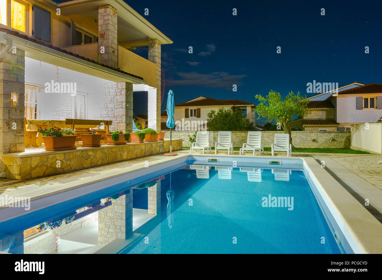 Kroatien, Istrien, Porec, Ferienhaus mit Pool bei Nacht Stockfoto