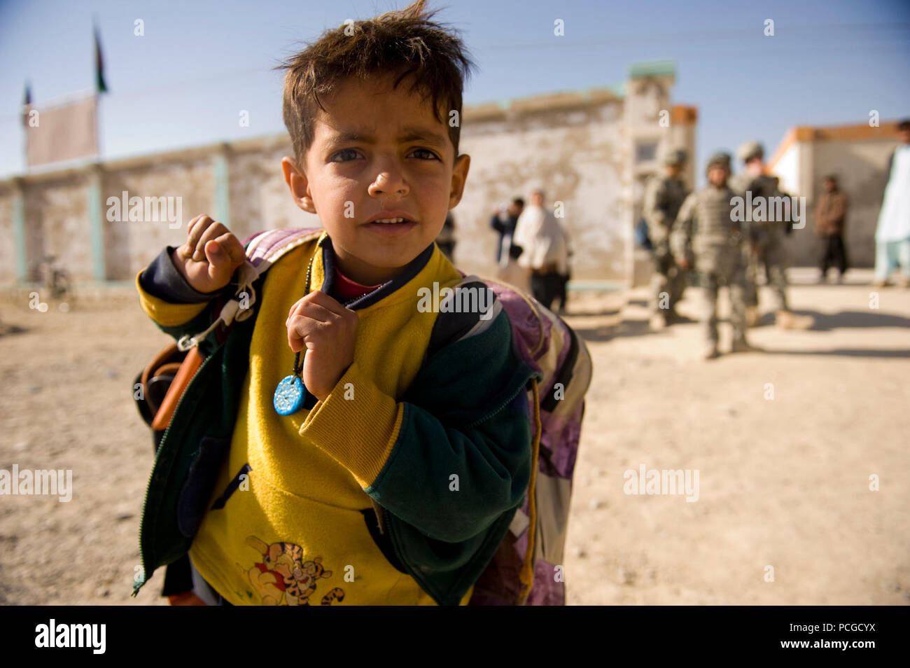 Ein junge Blätter nach Erhalt der Lieferungen von afghanischen Polizisten und Koalition service Mitglieder an seiner Grundschule in der Nähe von Kandahar Air Field. Während der Begehung wurden sowohl der Afghanischen und der Koalitionsspitzen sprach mit den Kindern über die Bedeutung der Bildung und gutes Verhalten vor der Übergabe der Schule liefert. Stockfoto