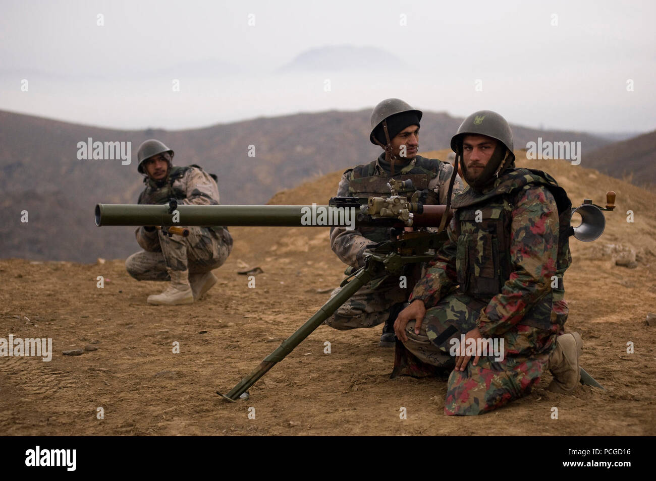 Afghanische Grenze Polizisten üben Sie eine SPG 9 anti-tank Waffe an eine Infanterie Zweig der Schule Bereich Feb 2, 2011, in Kabul, Afghanistan. Die NATO Training Mission-Afghanistan Berater geben Anleitung zu afghanischen nationalen Armee Ausbildern mit der Durchführung der Großteil der Ausbildung in Rechnung gestellt. Stockfoto