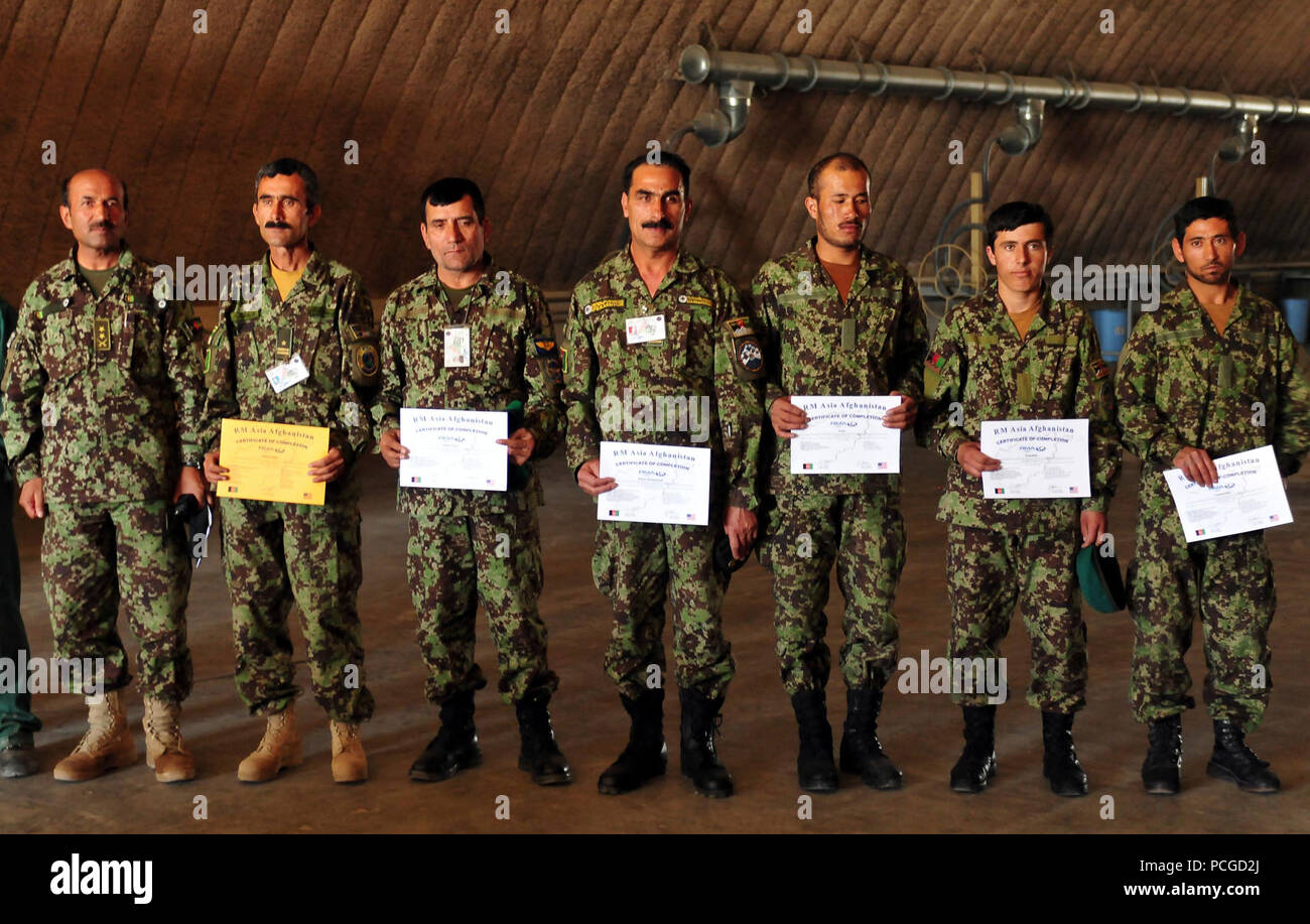 KABUL, Afghanistan - Sieben afghanische Soldaten von den grundlegenden Mechanik Kurs halten es Abschlusszertifikate nach Ihrer Zeremonie in der Afghan National Army Air Force Base in Kabul, Afghanistan. Die staffelung wurde am 28. Juni 2010 gehalten und wurde von der amerikanischen Luftwaffe Mentoren und afghanische Führung besucht. (US Navy Stockfoto