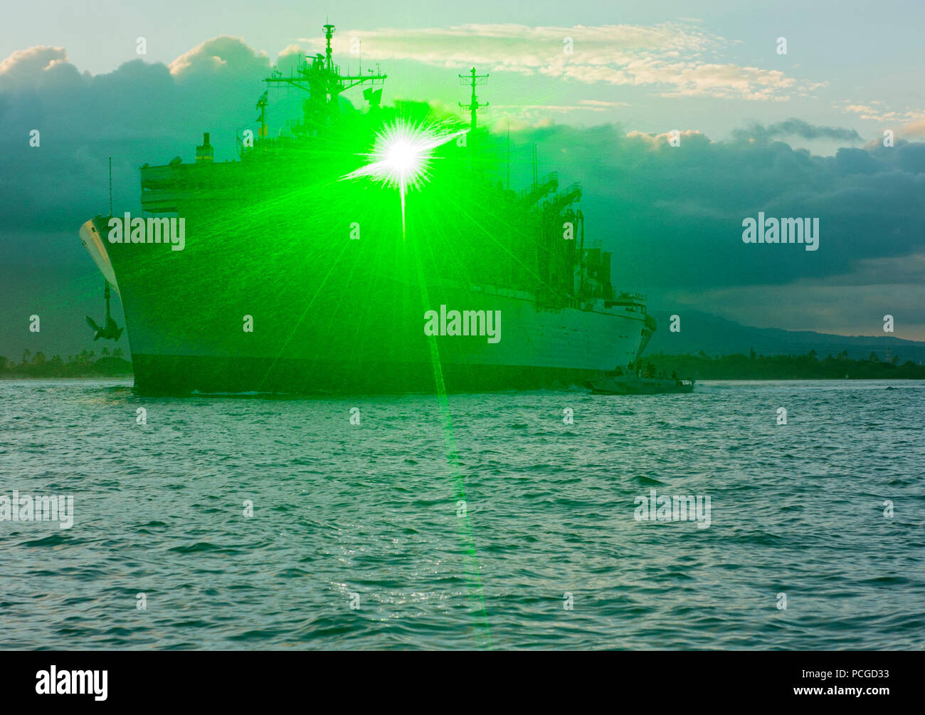 JOINT BASE Pearl Harbor - HICKAM, Hawaii (24. Juli 2016) - Die eingeschifften Security Team (EST) an Bord USNS Rainier (T-AOE7), zusammen mit Seglern aus Küsten Riverine Staffel drei (CRS-3) an Bord auf Riverine Befehl Booten (RCBs), verteidigen das Schiff mit Dazzler, nicht-tödliche Waffe und leere Umläufe bei einem simulierten Angriff, wie er fährt Schiffe während der Pacific Rim 2016 zu unterstützen. 26 Nationen, bestehend aus über 40 Schiffen und U-Booten und über 200 Flugzeugen und 25.000 Angestellte beteiligen sich an Rimpac vom 30. Juni bis 4. August in und um die hawaiischen Inseln und Südkalifornien. Stockfoto