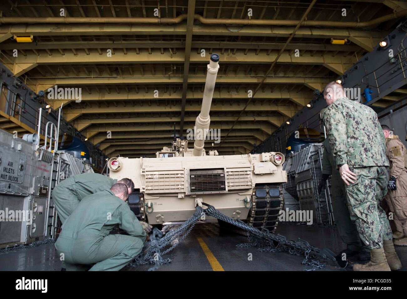 EAST SEA (15. März 2016) - Matrosen zu Landing Craft Air Cushion 10 (LCAC 10) Naval Beach Anlage 7 angefügten zugeordnet, sicher eine M1A1 Abrams tank Delta Unternehmen 1. Tank Bataillon angebracht, 1 US-Marine Division der Lcac für den Angriff Follow-On Echelon (AFOE) Teil von Ssang Yong 16 vorzubereiten. Ashland ist auf die Bonhomme Richard Expeditionary Strike Group zugeordnet und wird die Teilnahme an Ssang Yong 16, alle zwei Jahre einen kombinierten amphibische Übung von vorne durchgeführt - Einsatz der US-Streitkräfte mit der Republik Korea Navy und Marine Corps, der Australischen Armee und Royal New Zealand Armee ich Stockfoto