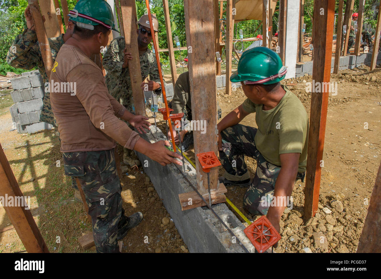 Streitkräfte der Philippinen-Ingenieure aus der 552nd Ingenieur-Bau-Bataillon und US Marine Seabees zugewiesen Naval Mobile Bau-Bataillon 5, diskutieren, Pläne für den Bau in Don Joaquin Artuz Memorial Elementary School in Tapaz, Philippinen, während Balikatan 2015, April 10. Die Ingenieure, zusammen mit US-Marines aus der 9. Ingenieur Support Battalion, sind Teil der Combined Joint zivil-militärische Operationen Task Force auf der Insel Panay und Bau von zwei Klassenräume in der Schule. Balikatan, die "Schulter an Schulter" in Hindi bedeutet, ist eine jährliche bilaterale t Stockfoto