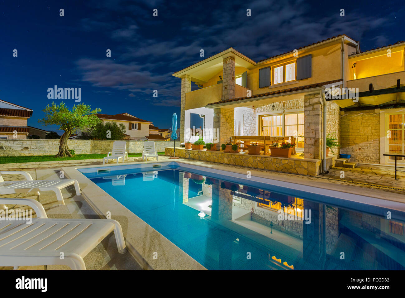 Kroatien Istrien Porec Ferienhaus Mit Pool Bei Nacht Stockfotografie Alamy