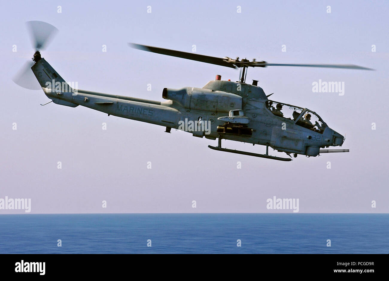 Ein U.S. Marine Corps AH-1W Super Cobra Helikopter von Marine Medium Helicopter Squadron (VMM) 263 führt einen in geringer Höhe überwachung Pass 26. Mai 2009, während eines Besuchs, Board, Durchsuchung und Beschlagnahme bohren an Bord amphibische Landung dock Schiff USS Fort McHenry (LSD 43) im Atlantischen Ozean. Fort McHenry ist auf eine geplante Bereitstellung mit der USS Bataan (LHD 5) amphibische Bereitschaft Gruppe, Unterstützung der Maritime Security Operations in den USA am 5. und 6 Flotte Verantwortungsbereiche. Stockfoto Ein U.S. Marine Corps AH-1W Super Cobra Helikopter von Marine Medium Helicopter Squadron (VMM) 263 führt einen in geringer Höhe überwachung Pass 26. Mai 2009, während eines Besuchs, Board, Durchsuchung und Beschlagnahme bohren an Bord amphibische Landung dock Schiff USS Fort McHenry (LSD 43) im Atlantischen Ozean. Fort McHenry ist auf eine geplante Bereitstellung mit der USS Bataan (LHD 5) amphibische Bereitschaft Gruppe, Unterstützung der Maritime Security Operations in den USA am 5. und 6 Flotte Verantwortungsbereiche. Stockfoto