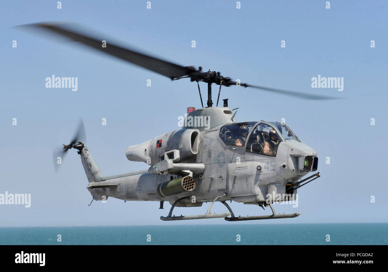 Ozean (10. April 2013) der Luftfahrt Bootsmann Mate 3. Klasse Joseph Grippo Züge eine unter Anweisung Flugzeuge Direktor von multipurpose Amphibious Assault ship USS Iwo Jima (LHD7) während der flugbetrieb an Bord der multipurpose Amphibious Assault ship USS Bataan (LL 5). Die AH-1W Super Cobra, die auf Marine Light-Helicopter Squadron (HMLA) 167 zugeordnet. Bataan ist unterwegs die Durchführung von Ausbildungsmaßnahmen und Qualifikationen. Stockfoto Ozean (10. April 2013) der Luftfahrt Bootsmann Mate 3. Klasse Joseph Grippo Züge eine unter Anweisung Flugzeuge Direktor von multipurpose Amphibious Assault ship USS Iwo Jima (LHD7) während der flugbetrieb an Bord der multipurpose Amphibious Assault ship USS Bataan (LL 5). Die AH-1W Super Cobra, die auf Marine Light-Helicopter Squadron (HMLA) 167 zugeordnet. Bataan ist unterwegs die Durchführung von Ausbildungsmaßnahmen und Qualifikationen. Stockfoto
