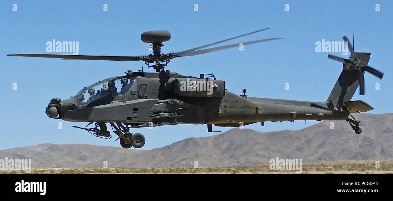 Ein Apache AH-64 E vom 1.Bataillon, 25 Aviation Regiment, 25 Infanterie Division, zieht aus seinem Landeplatz nach dem Scharfschalten und beim Auftanken während der Drehung des Geräts am National Training Center in Fort Irwin, Kalifornien, 21. Stockfoto