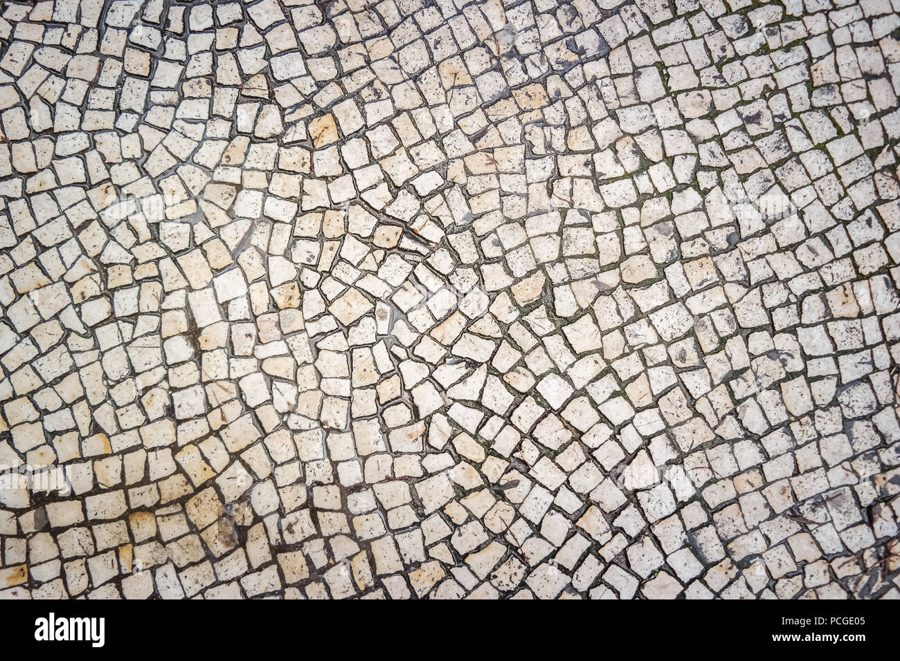 Traditionelles portugiesisches Kopfsteinpflaster, Calçada portuguesa Textur, Nahaufnahme Mosaikmuster Stockfoto