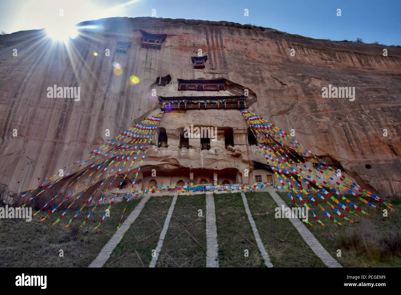 Mati Tempel in der Provinz Gansu in China und die Gebetsfahnen flattern im Vordergrund. Stockfoto