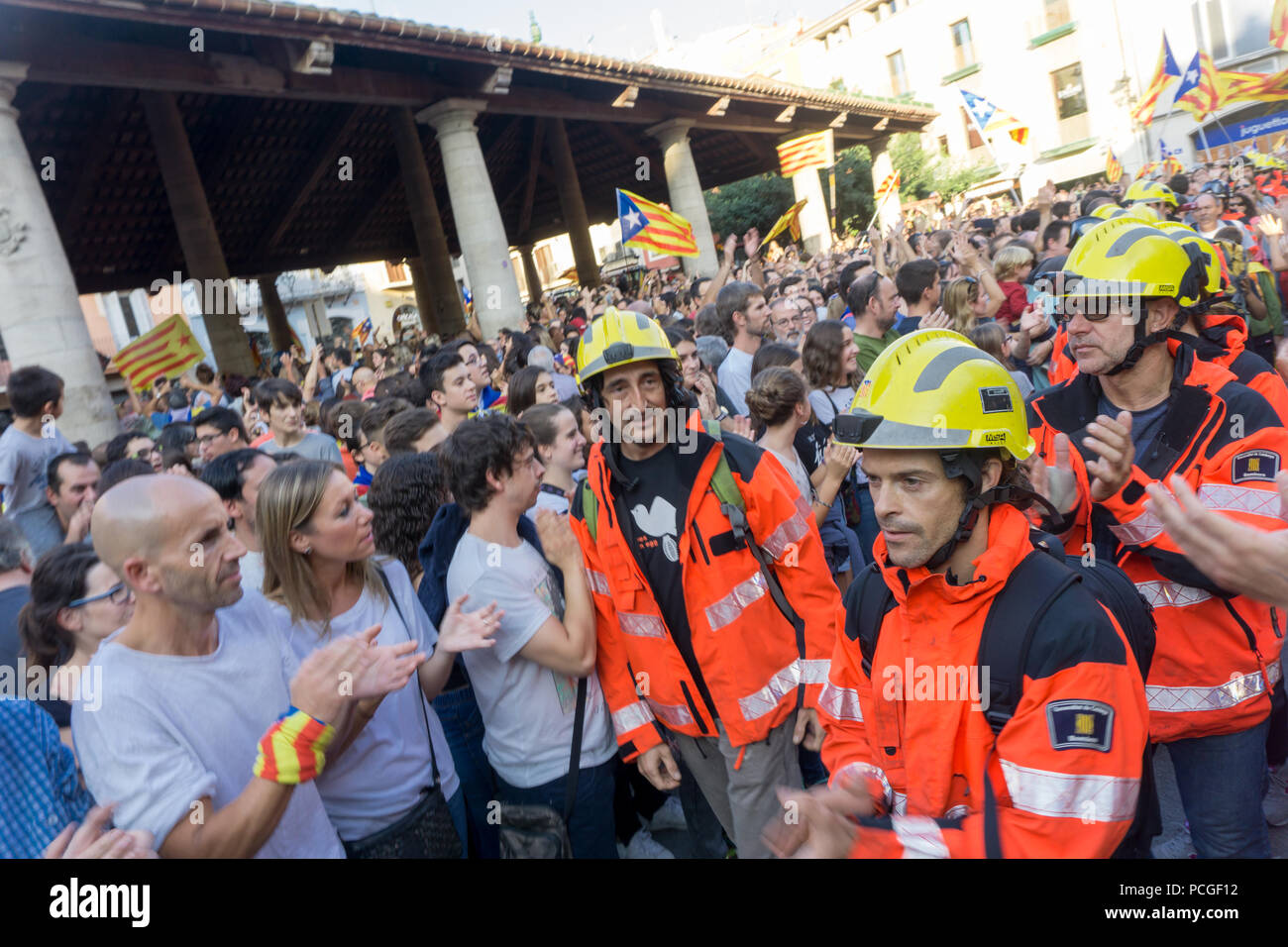 Granollers, Katalonien, Spanien, 3. Oktober 2017: ruhigen Menschen und firemfighters im Protest gegen die spanische Polizei Intervention am 1. Oktober in catalon Stockfoto