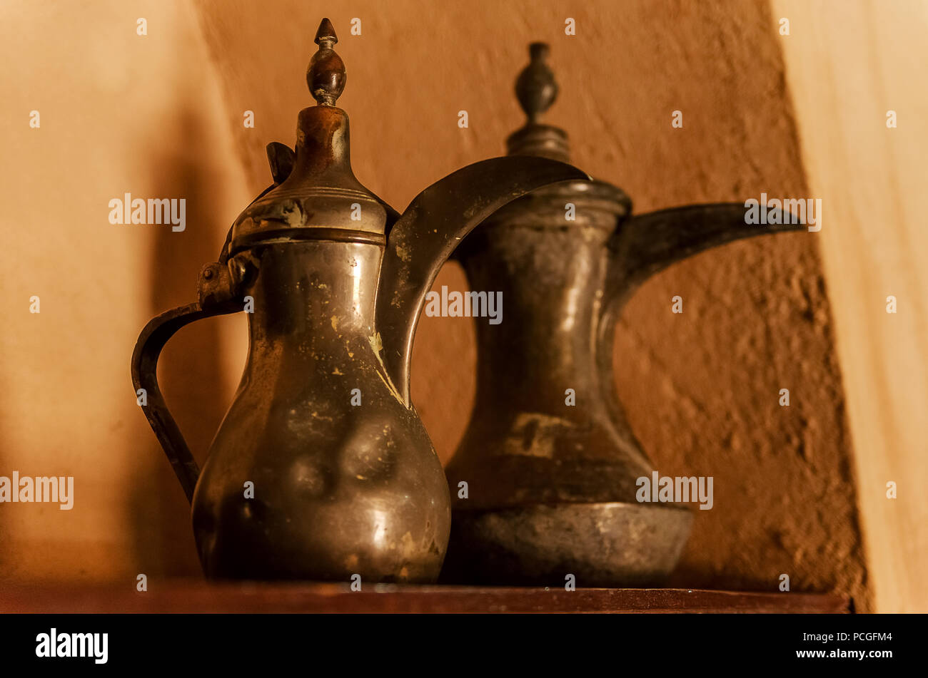 Alte arabische Teekannen aus Messing oder Kupfer Stockfoto