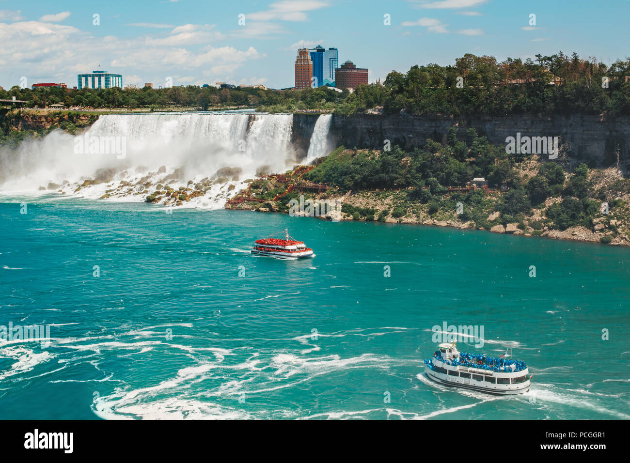 Antenne oben Querformat von Niagara Falls. Zwei Tour Ausflug Boote