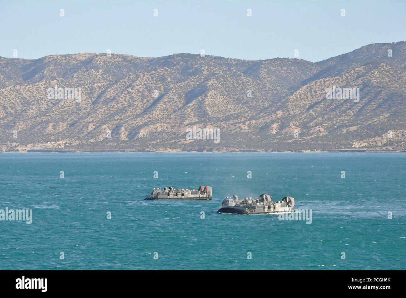 Zwei Landing Craft air cushion zum Angriff Handwerk Einheit 4 zugewiesen sind in den Küstengewässern von Agadir, Marokko, während mit der multipurpose Amphibious Assault ship USS Iwo Jima (LHD7) bereitgestellt werden. Die Iwo Jima amphibischen Bereitschaft Gruppe beteiligt sich an der Übung afrikanischer Löwe 2012, eine bilaterale Übung zwischen USA und marokkanische Truppen. Stockfoto