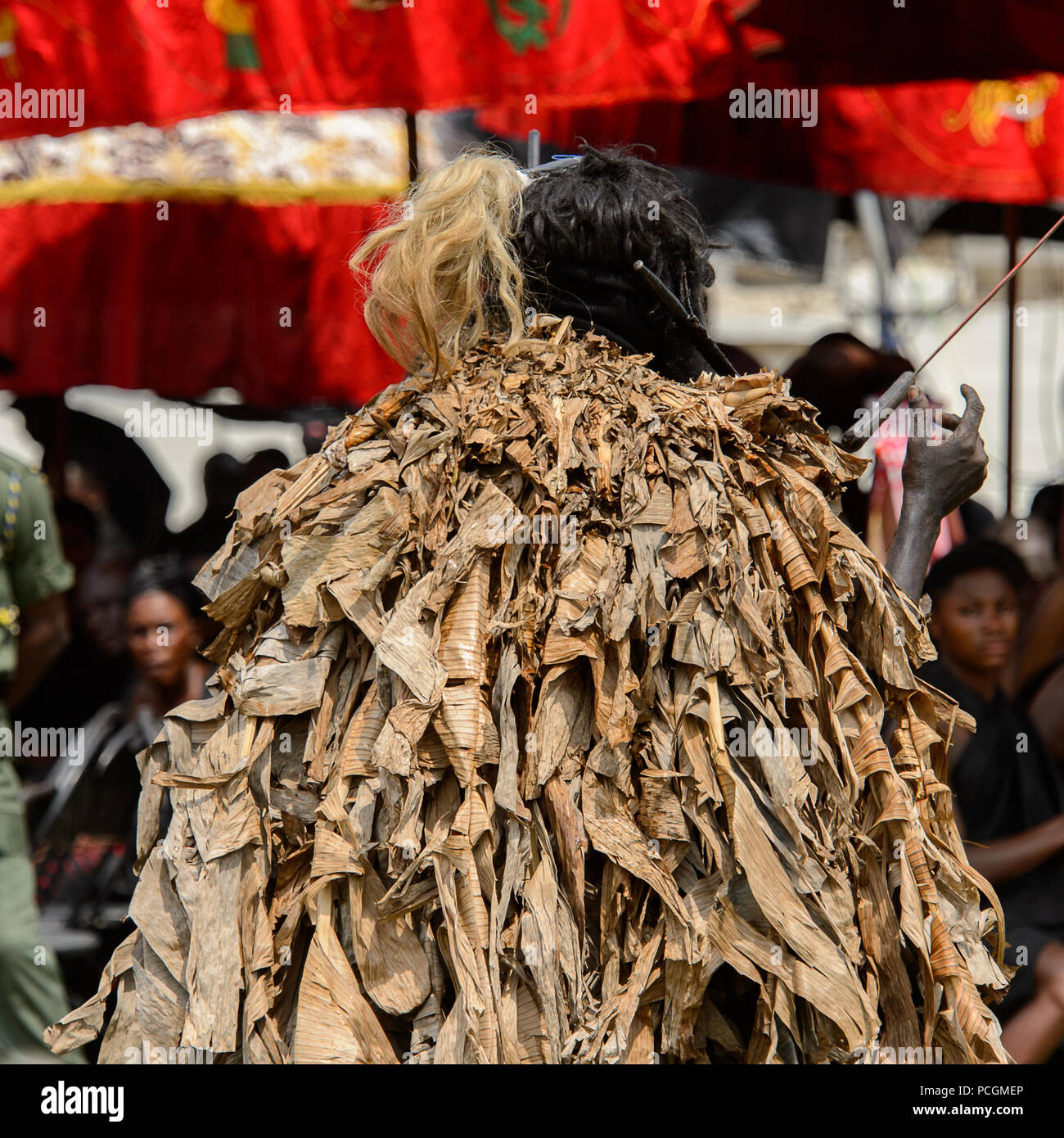 KUMASI, GHANA - Jan 16, 2017: Unbekannter ghanaischen Mann im Kostüm mit Gewehr auf die Trauerfeier für die Königin Mutter der Asante kingd Stockfoto