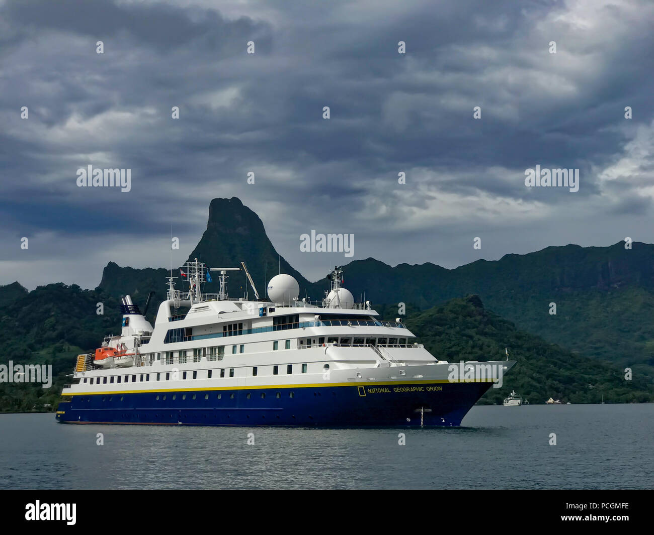 Die Expedition Cruise Ship der National Geographic Orion in Cooks Bay, Moorea, Französisch Polynesien Stockfoto