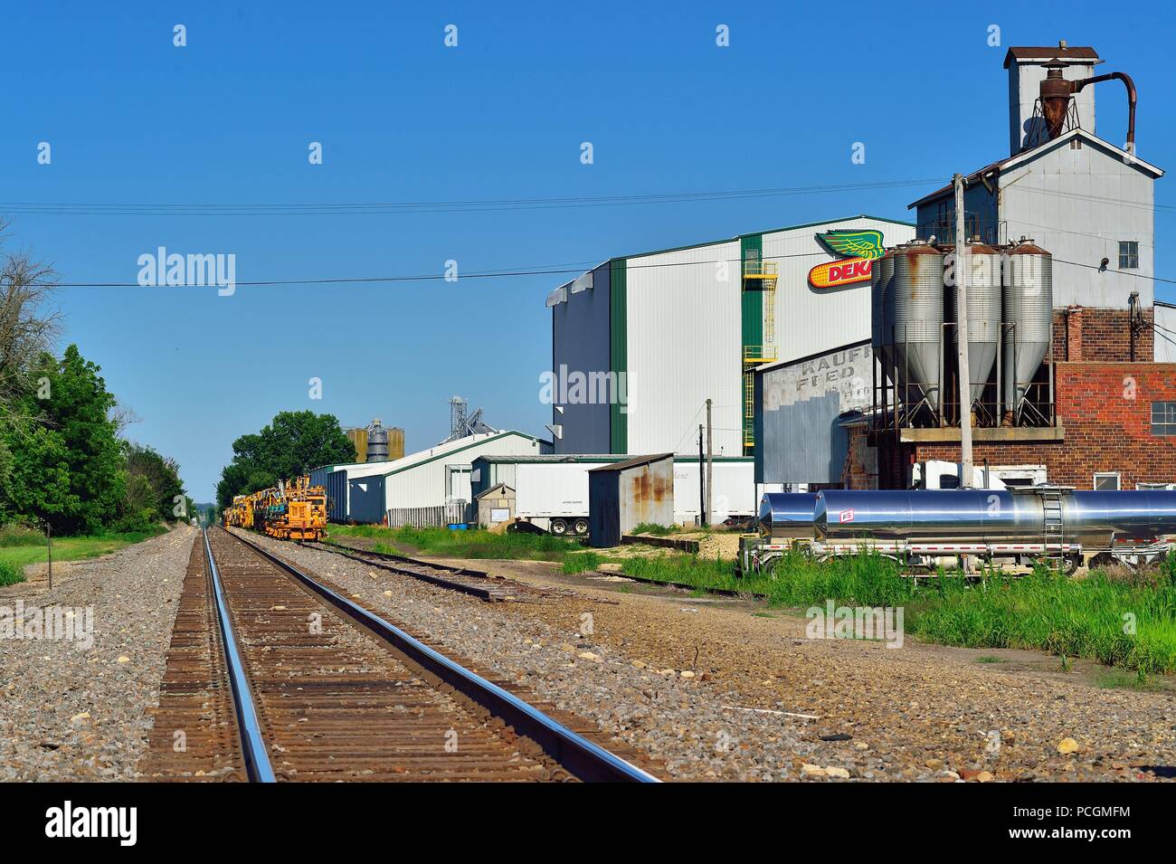 Waterman, Illinois, USA. Eine ziemlich typische Kleinstadt im Mittleren Westen der USA mit Eisenbahnschienen, die sich durch die Gemeinde spalten. Stockfoto