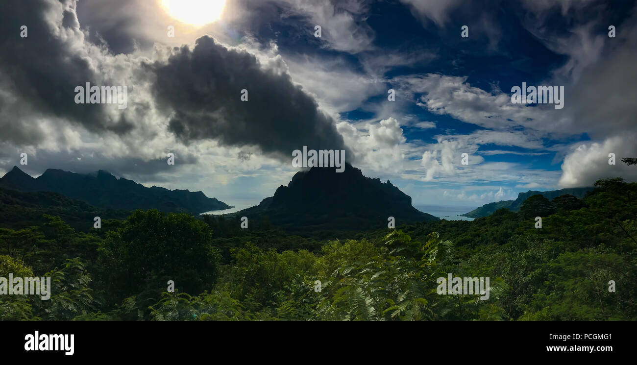 Die wunderschöne Aussicht vom Belvedere auf der nördlichen Seite der Insel Moorea, Gesellschaftsinseln, Französisch Polynesien Stockfoto