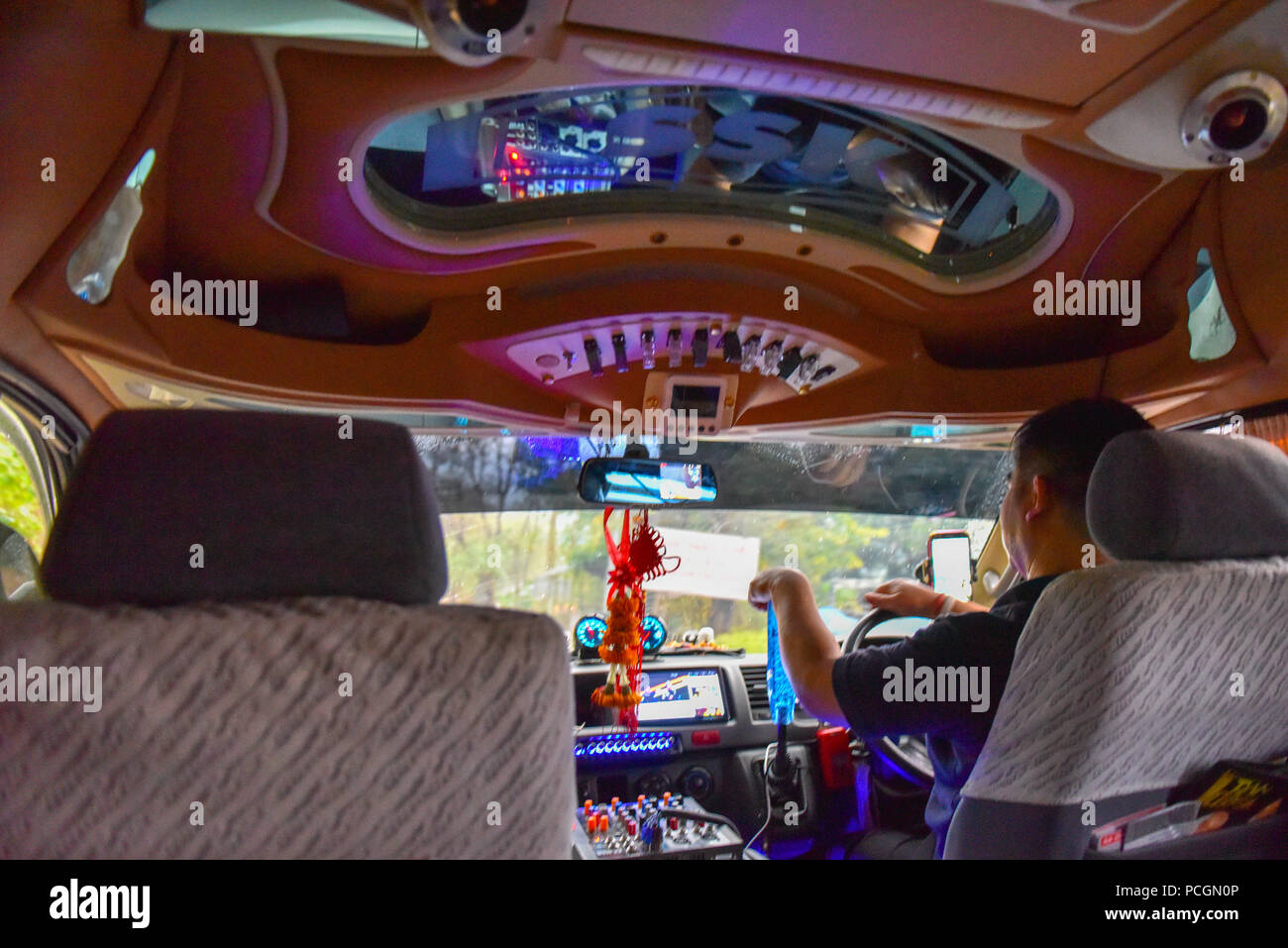 Auto angepasst für Touristen (mit vielen elektronischen Gadgets hinzugefügt) Chiang Mai, Thailand Stockfoto