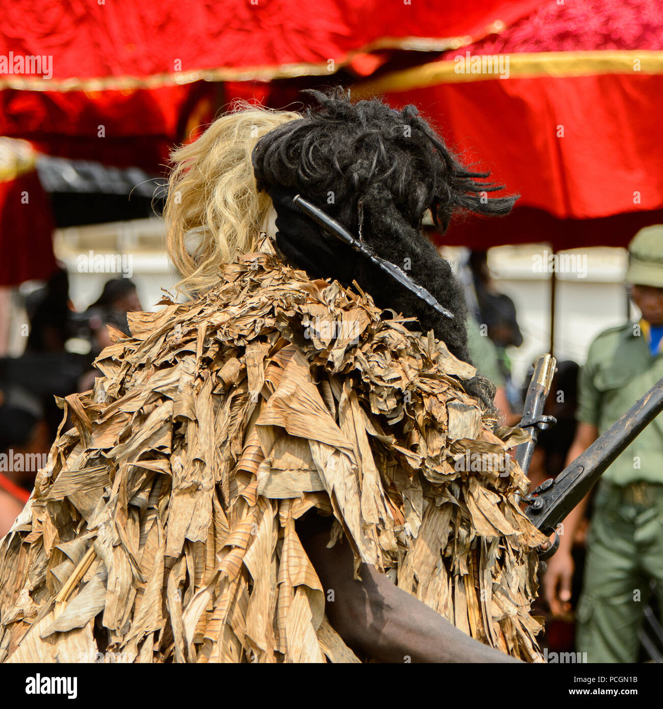 KUMASI, GHANA - Jan 16, 2017: Unbekannter ghanaischen Mann im Kostüm mit Gewehr auf die Trauerfeier für die Königin Mutter der Asante kingd Stockfoto