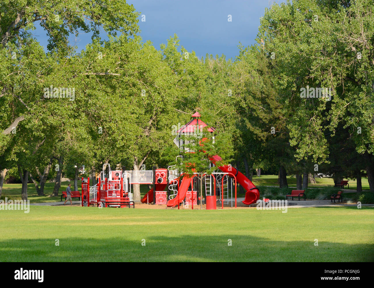 Red Spielgeräte feiern Löschfahrzeuge und freiwilligen Feuerwehrmänner in Arvada Freiwillige Feuerwehr Park in Colorado Stockfoto