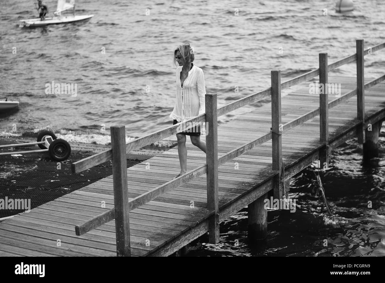 Die einsamen, melancholischen Frau am Gardasee. Stockfoto